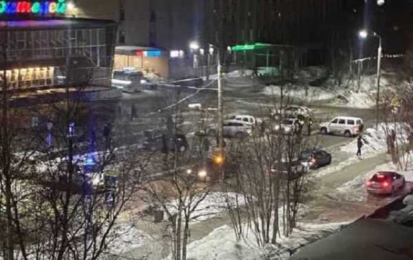 У ДК в Апатитах, где произошло нападение на губернатора Мурманской области, сейчас работает полиция